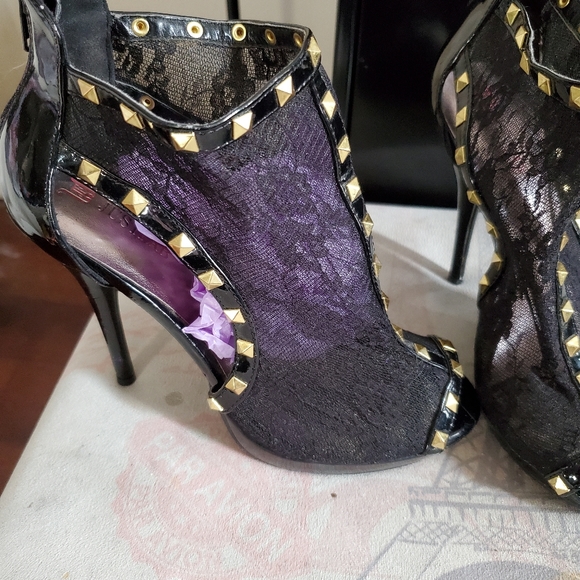 Heels - Picture 2 of 3